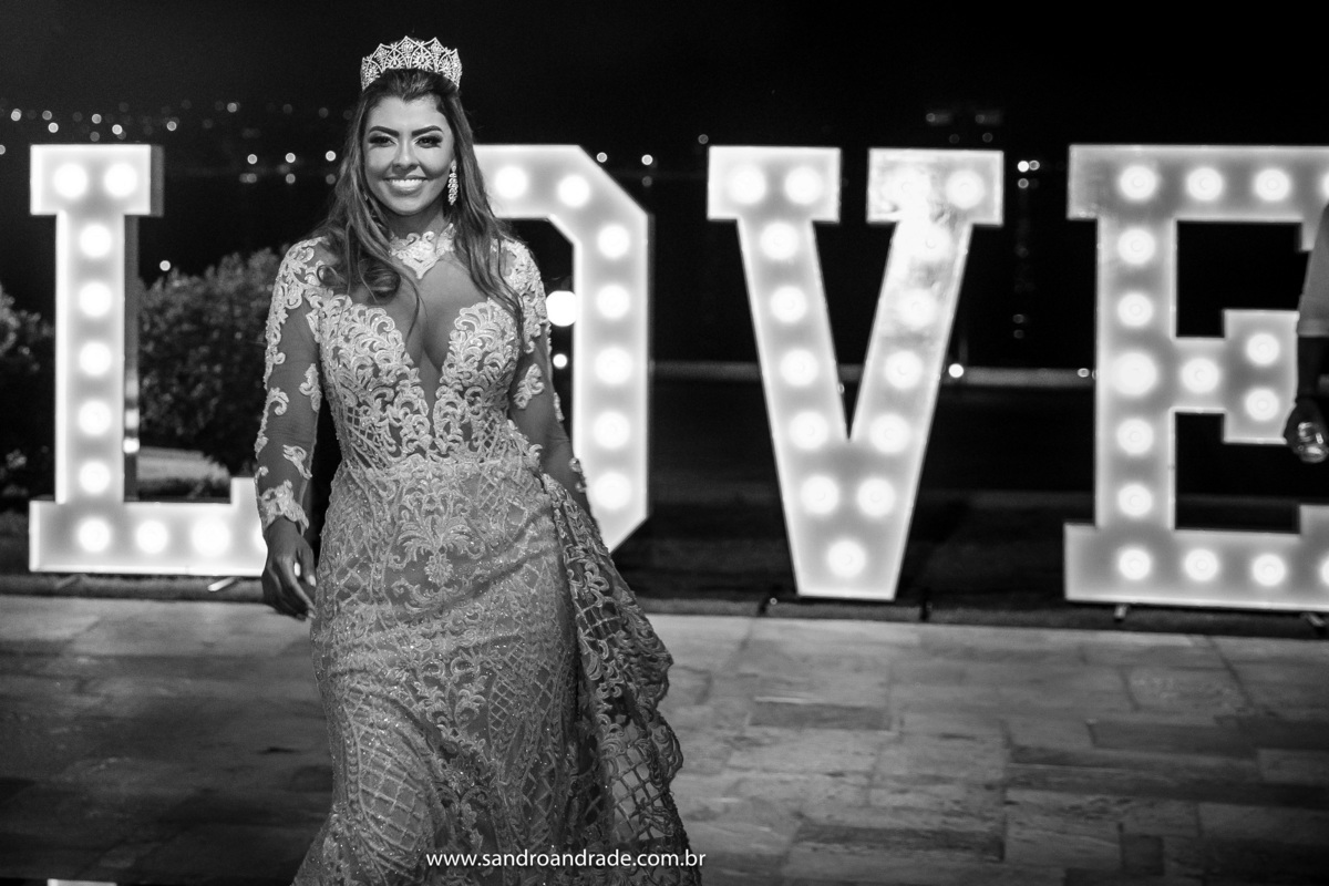 Agora a noiva já prendeu o vestido para fazer uma dança especial ao seu esposo, prepara que agora é hora do show da poderosa.