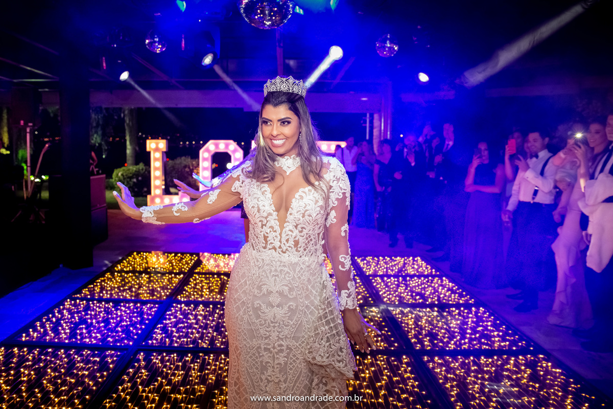 Apaixonada olha para seu agora esposo enquanto faz as coreografias ensaiadas.