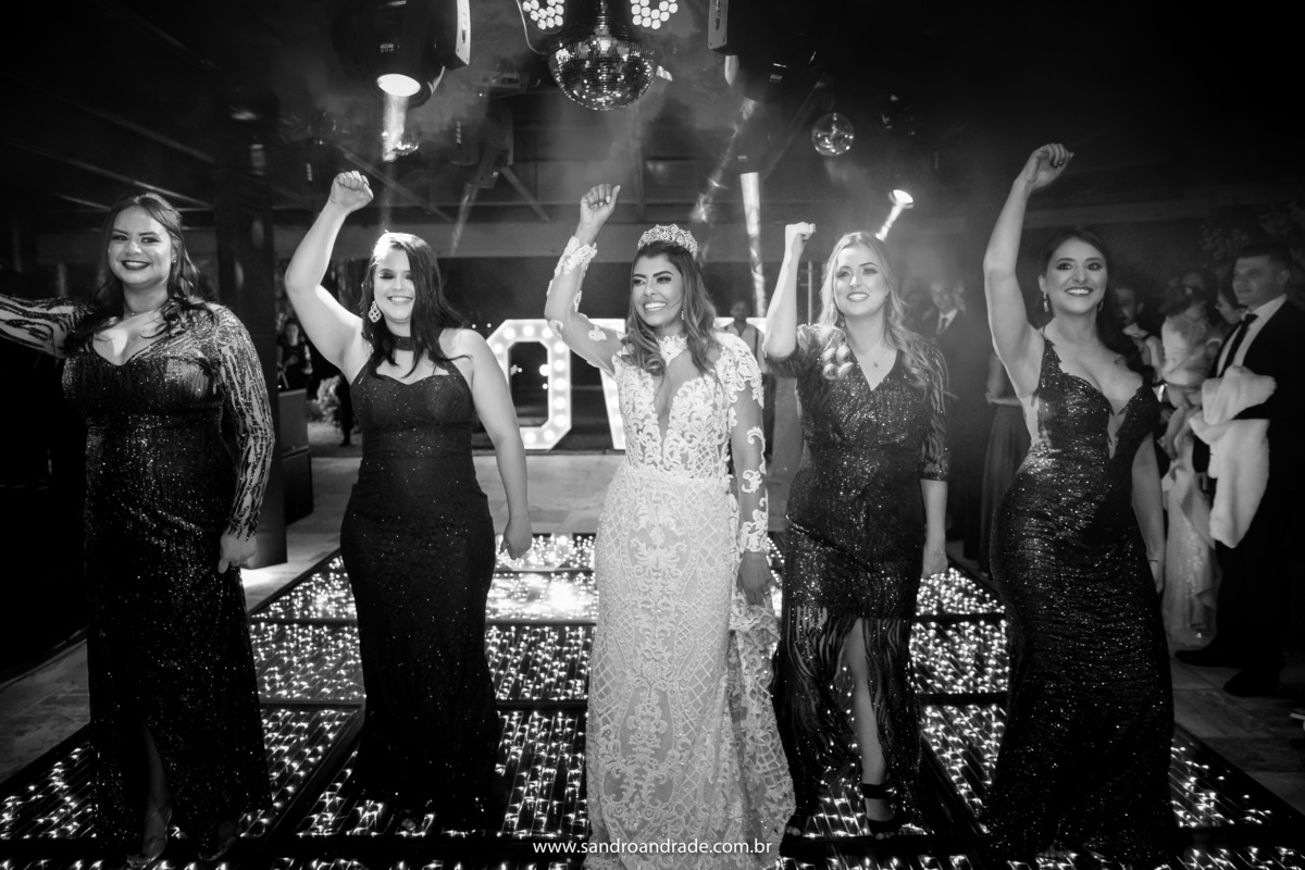 Junto com as madrinhas ela continua dançando para seu grande amor.