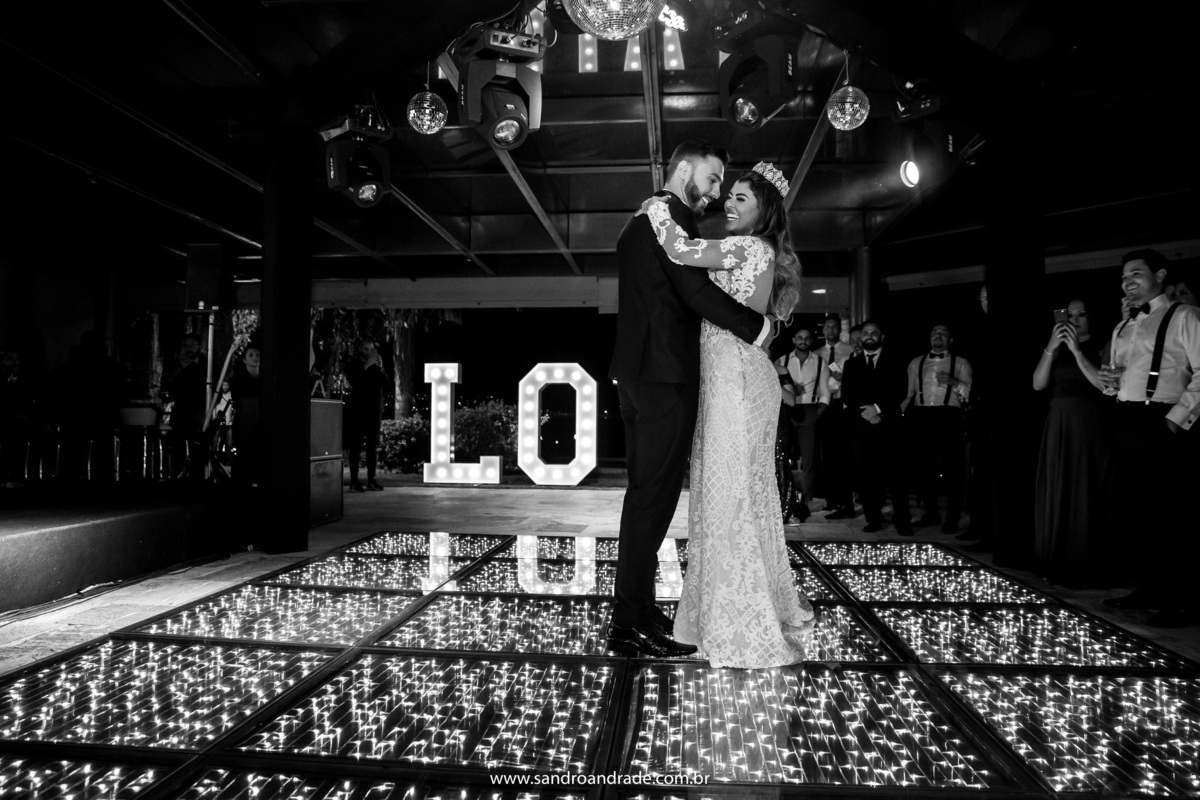 O casal abre a pista de dança com uma linda música e dança romântica.