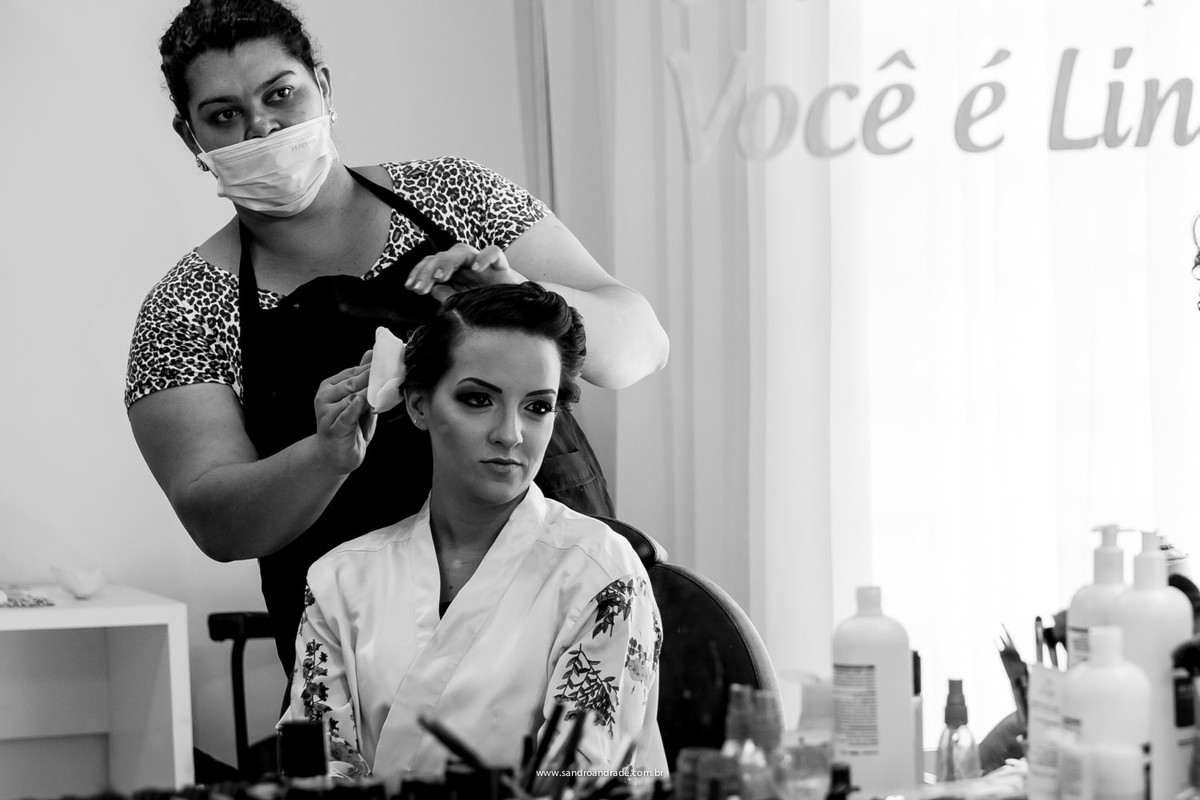 Olhares atentos ao posicionamento do arranjo de cabelo