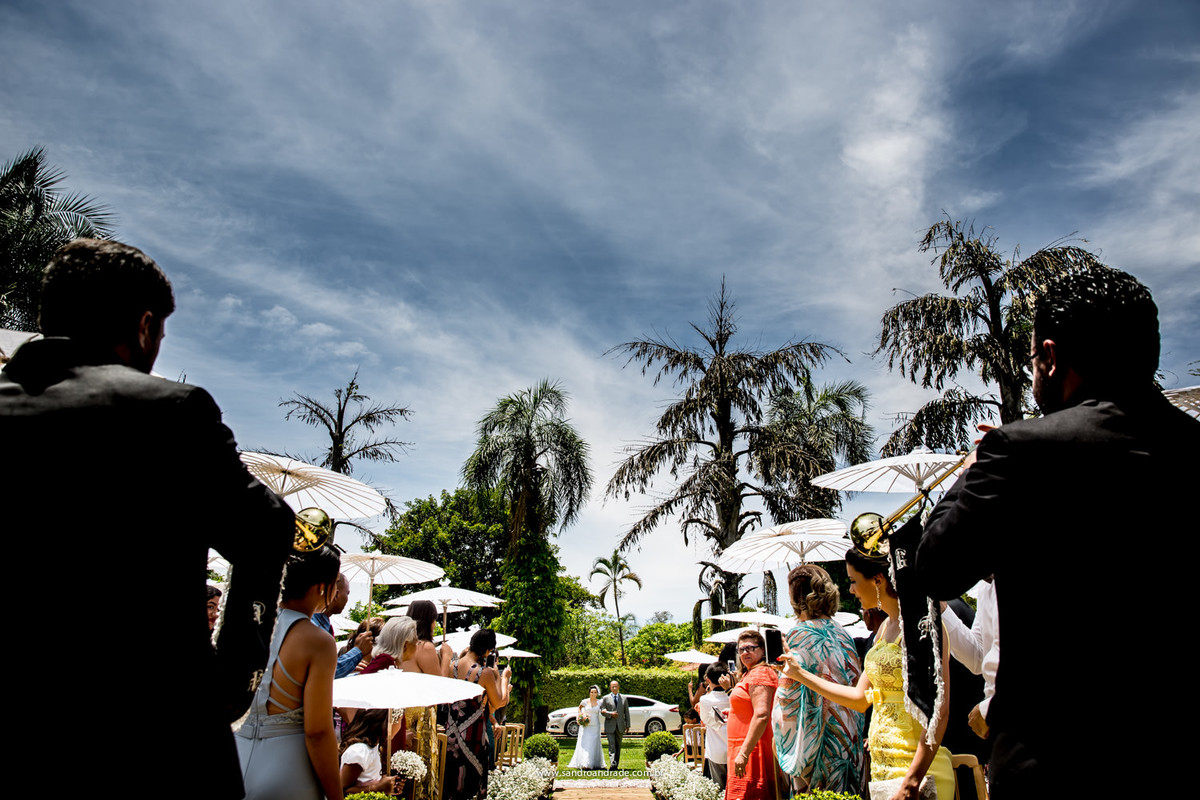 A noiva linda entrando para sua cerimonia de casamento realizada no Solar dos Novaes no Park Way, Sitio para Casamentos em Brasilia