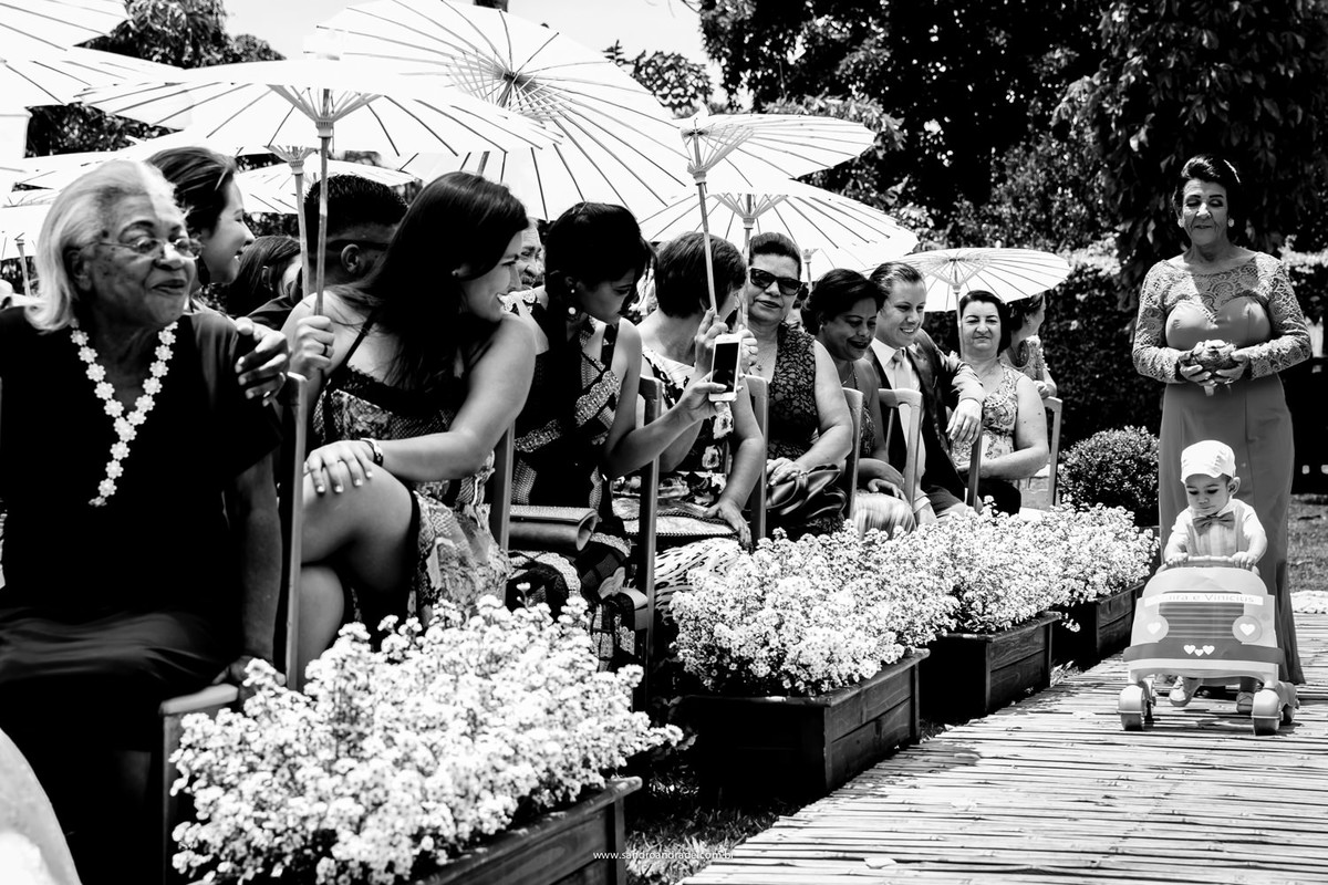 Lá vem um lindo pajem com a bisavó, entrada linda