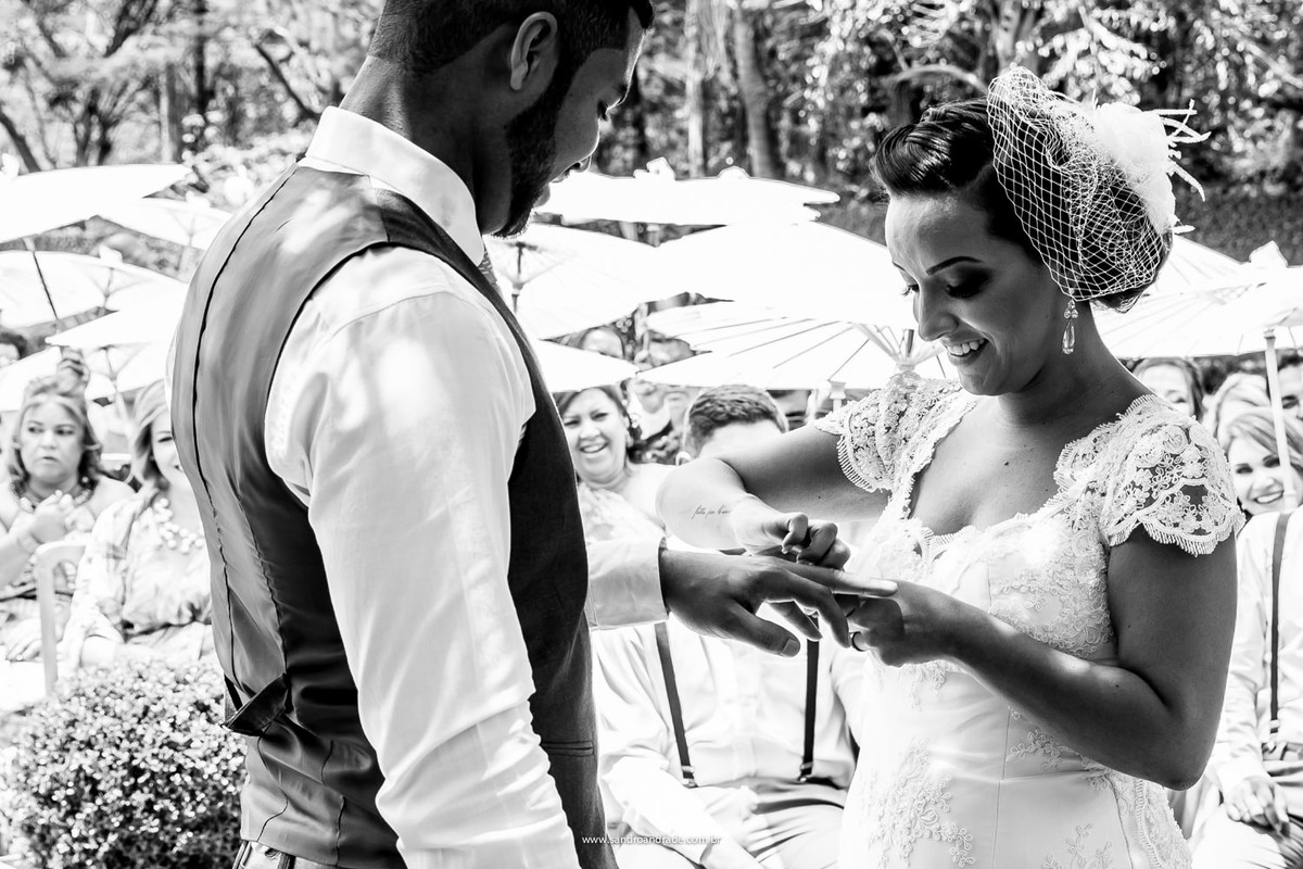 Troca de alianças da noiva com seu amado