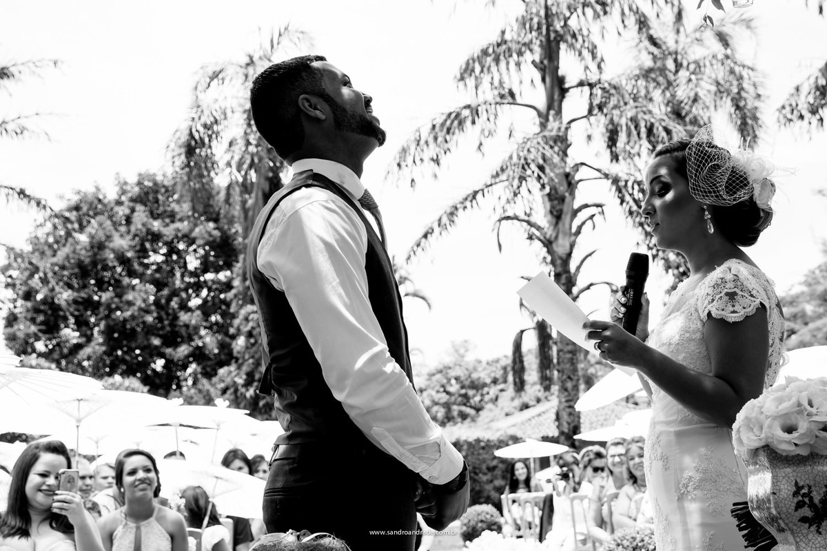 Felicidade do noivo com os votos de sua amada