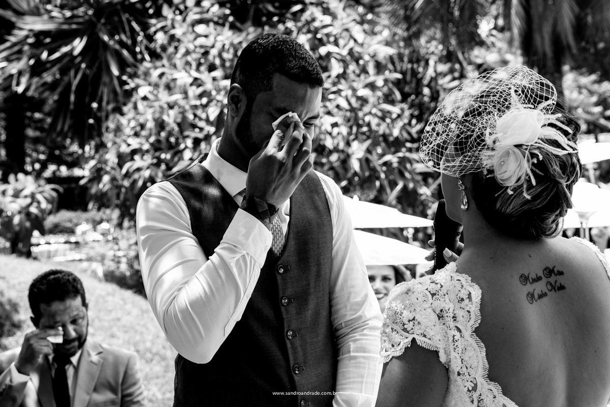 Ele se emociona com as palavras do seu grande amor, o pai dele também emocionado