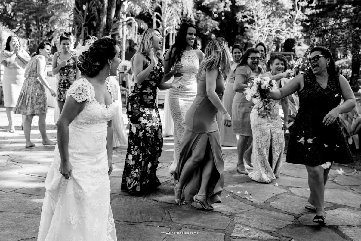 A tia da noiva pegou o buquet