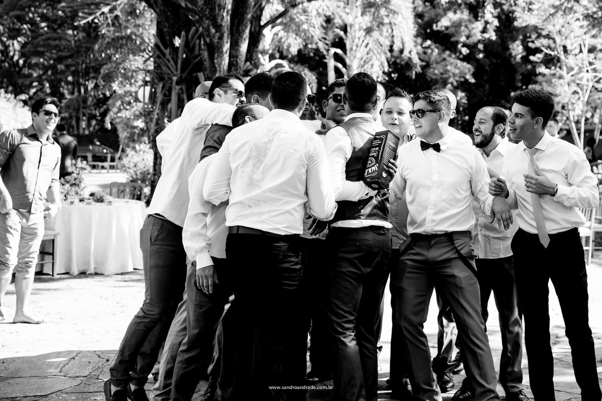 O momento do noivo jogar a caixa de whisky
