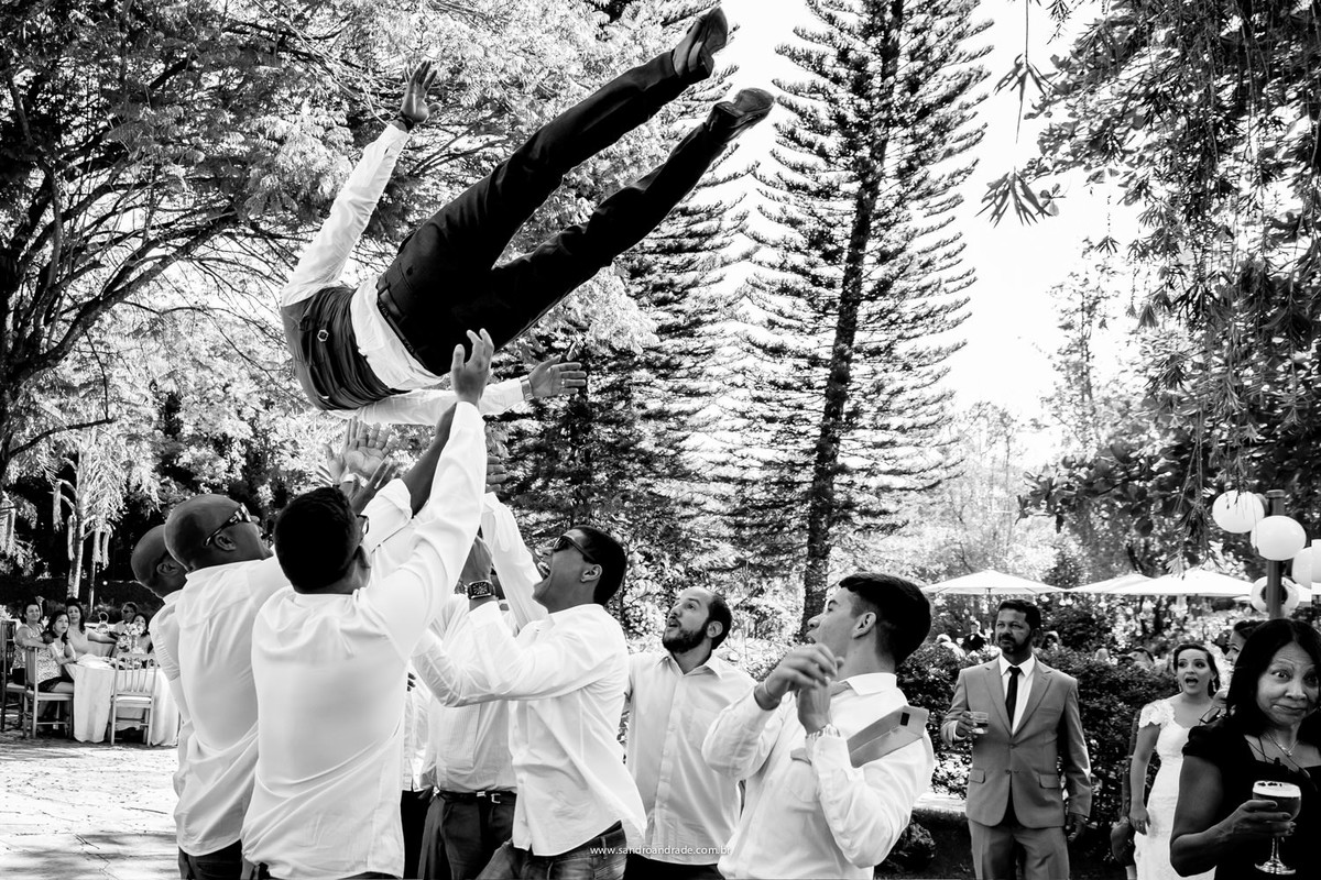 Os amigos, ainda jogando o noivo