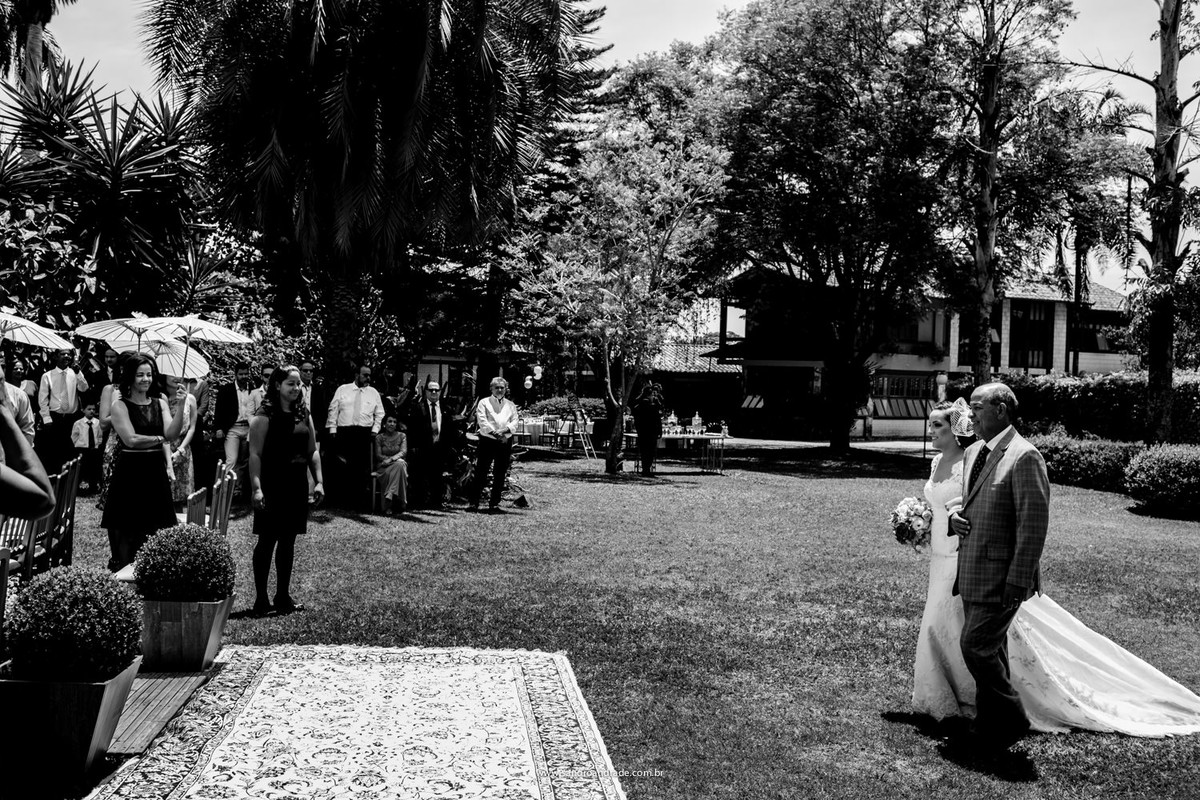 E lá vem ela, toda linda e vestida de branco