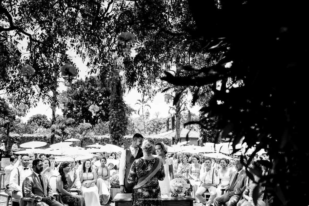 E começa a cerimonia com a juíza de paz em um lindo dia ensolarado