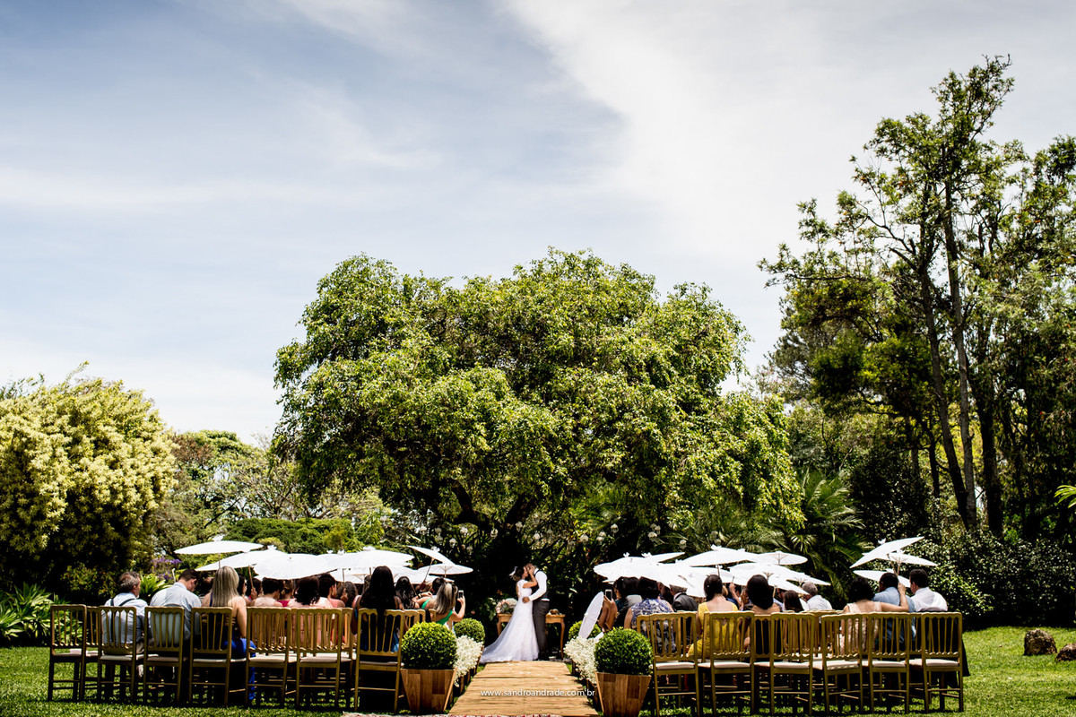 Lindo beijo, durante a cerimônia, fotografia criativa