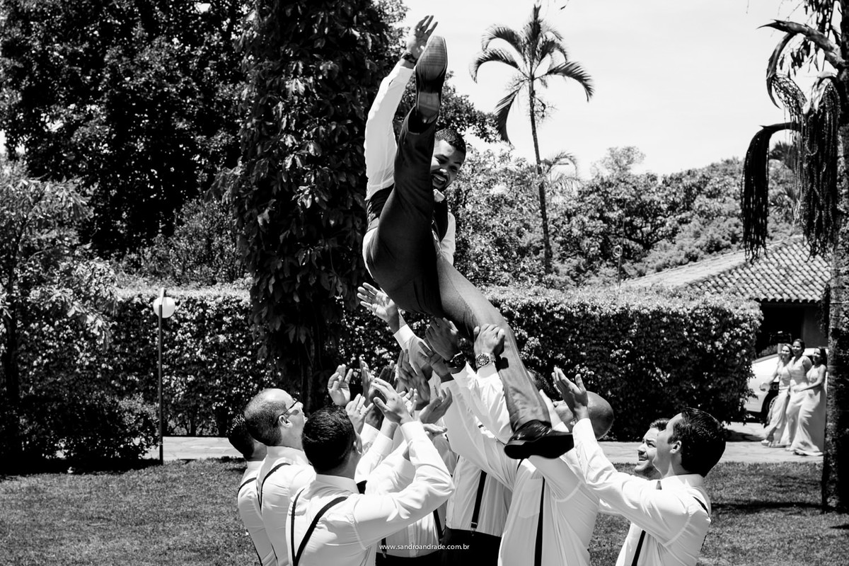 O noivo durante a festa é jogado para o ar
