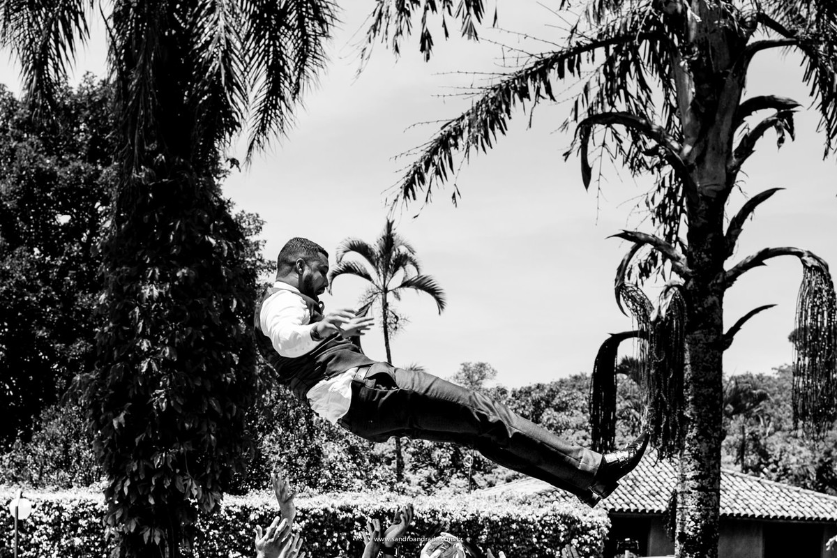 Os amigos jogam o noivo para o ar