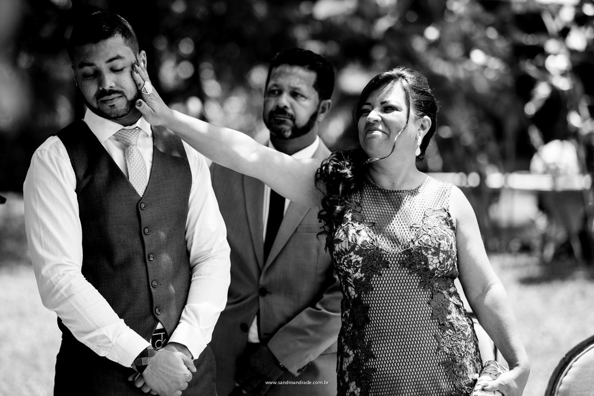 Um carinho da mãe do noivo