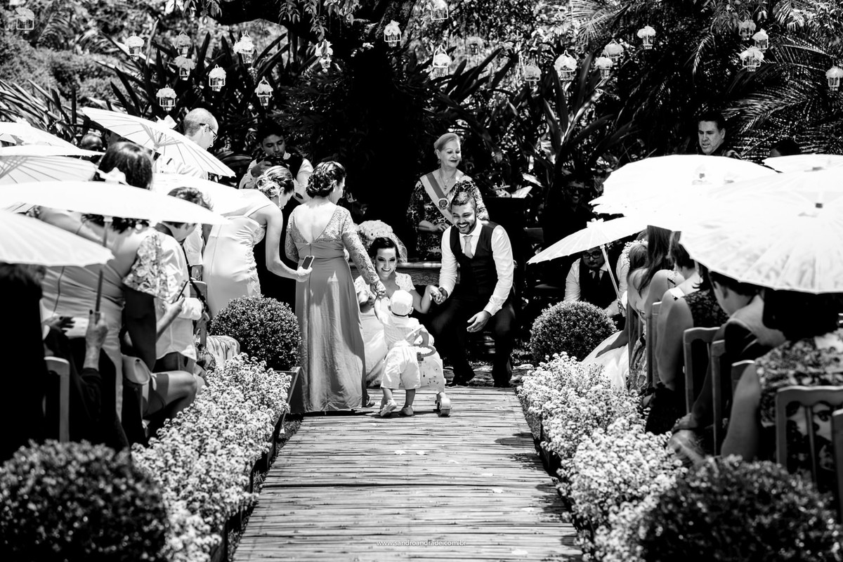 Um lindo bebe levou as alianças até o altar