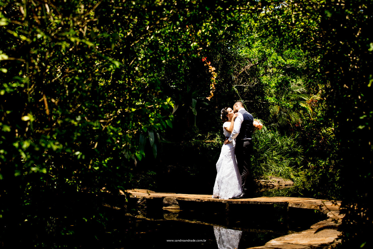 o beijo dos noivos antes de entrarem na festa de casamento