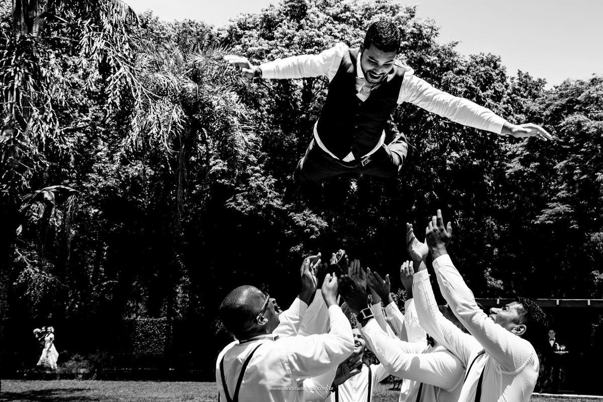 Fotografia criativa do noivo com seus amigos