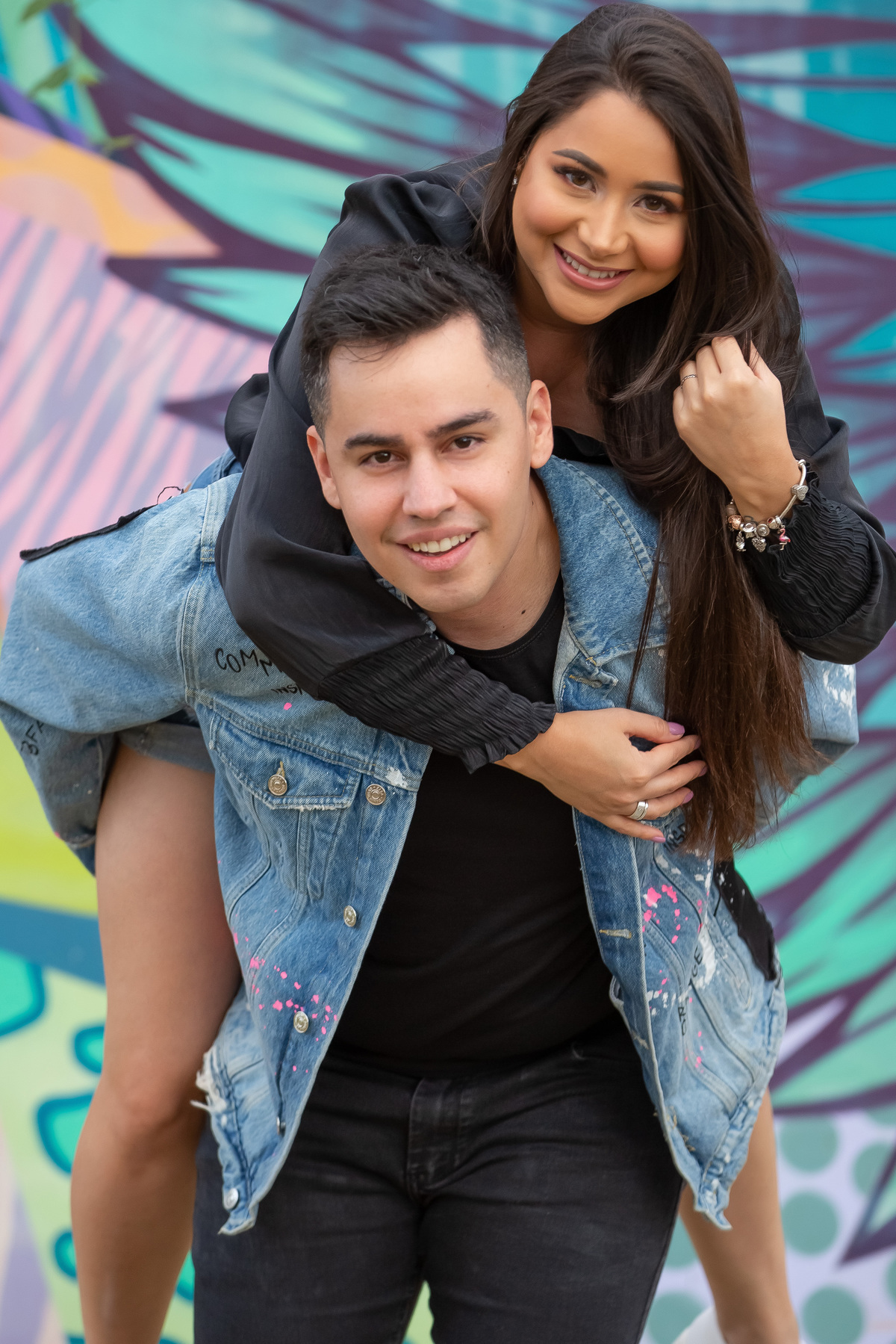 Quem nunca brincou na cacunda de alguém? Esse ensaio foi uma proposta bem diferente do que sempre fazemos e aqui estamos com este lindo resultado. A Bárbara e Paul escolheram a Vila Tarêgo e a galeria Urban Arts em Aguas Claras, para o ensaio romântico.