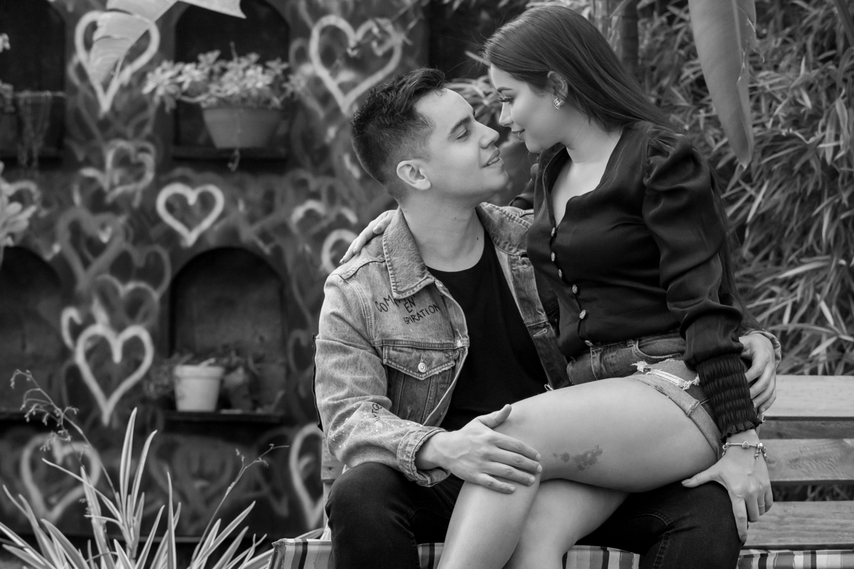 Neste retrato, a Bárbara está sentada no colo de seu noivo, um olho no olho de tirar o fôlego, em preto e branco.