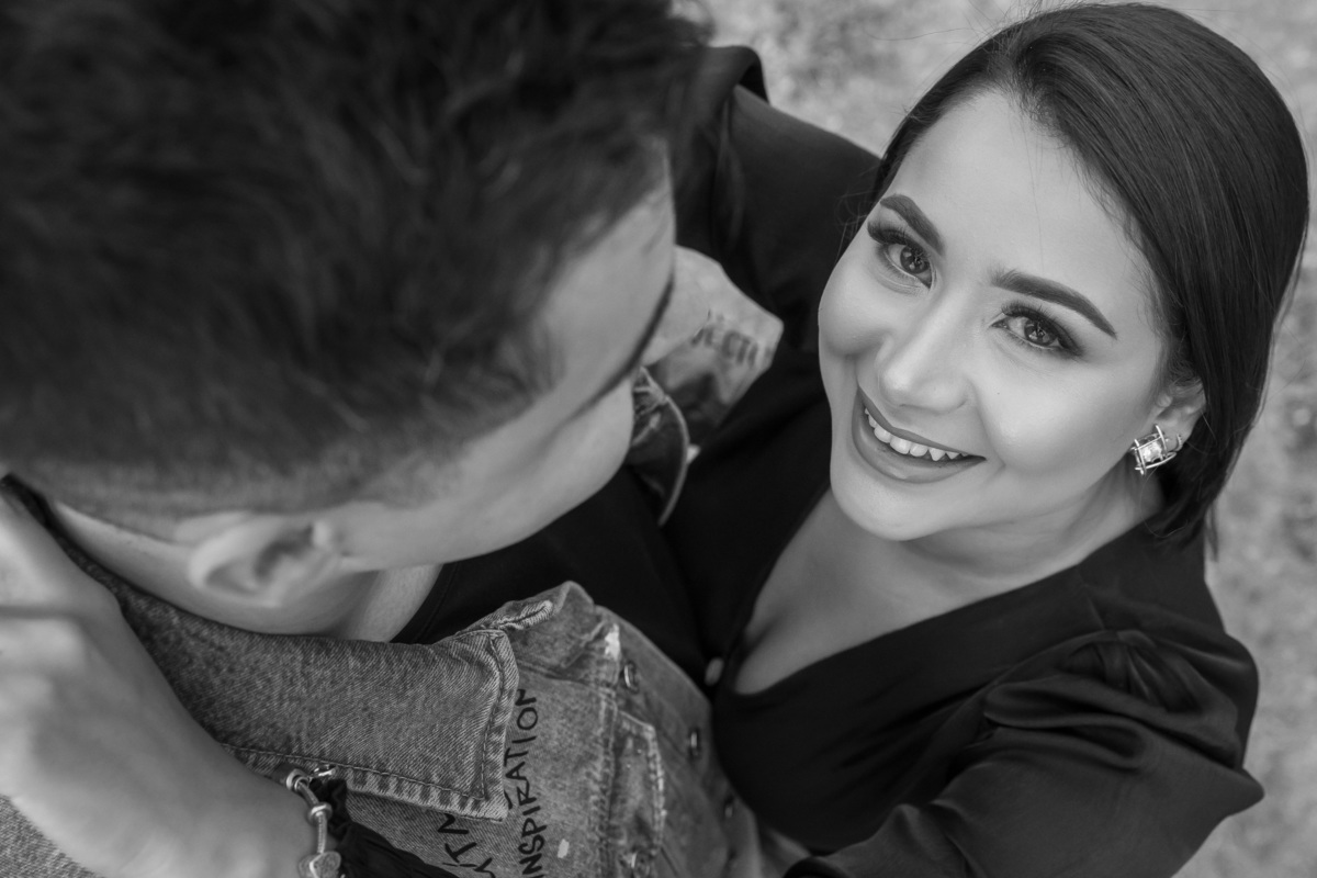 Retrato do casal, feito de cima, Paul olhando para a noiva e ela olhando para dentro das lentes deste maravilhoso fotógrafo de casamentos Sandro Andrade.