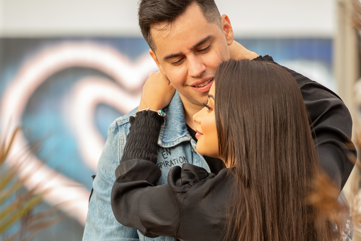 Retrato do casal, Bárbara olhando para o lado esquerdo e Paul olhando para ela.