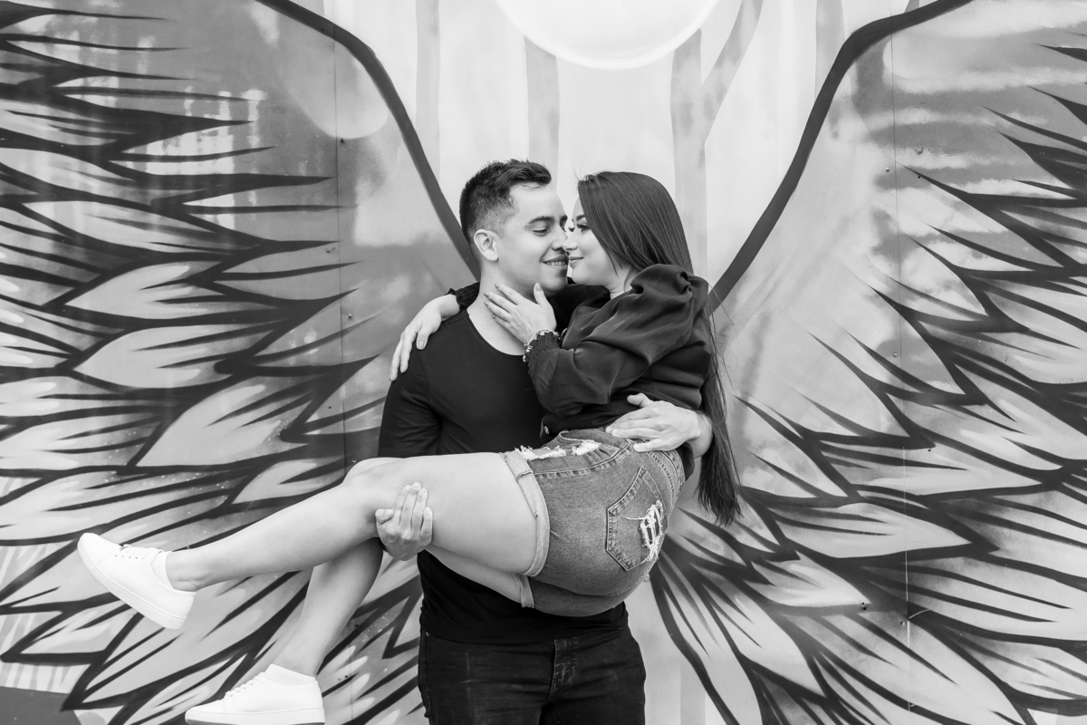 Em preto e branco, um retrato do casal, ainda nas asas.