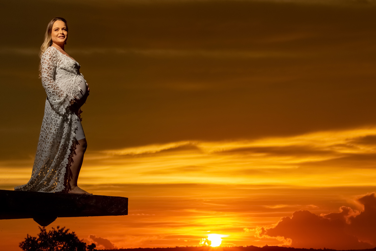 Um retrato lindo da mamãe Sarah, com o por do sol no finalzinho e a mamãe toda feliz e Linda.