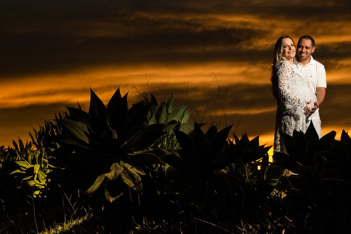 Ensaio de gestante no DF. Já com o céu tons escuros e amarelos, assim vamos finalizando esse lindo ensaio gestacional, de um casal abençoado e que leva a palavra de Cristo a sério, lideres dos jovens na igreja Sara Nossa Terra em Brasília, benção de DEUS.