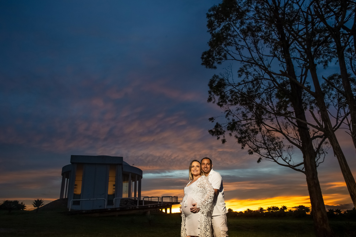 Uma foto minimalista para encerrar nosso lindo ensaio desse casal maravilhoso, com céu em tons azuis e amarelo, o casal no centro da foto, com iluminação artificial que um dos dons do nosso artista Sandro Andrade fotógrafo de Brasilia-DF e do mundo.