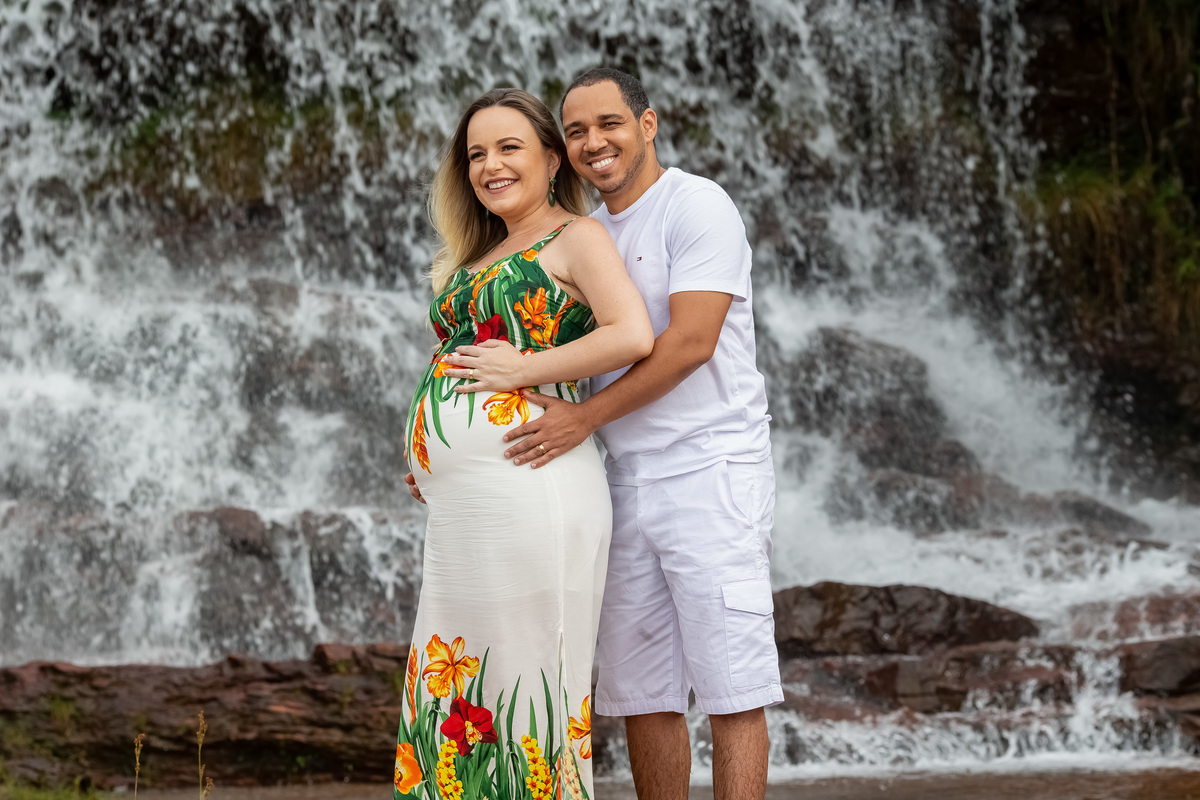 Retrato do casal, colorido e com os dois sorrindo e se divertindo neste maravilhoso ensaio feito pelo nosso artista Sandro Andrade, fotografo de gestantes em Brasilia.