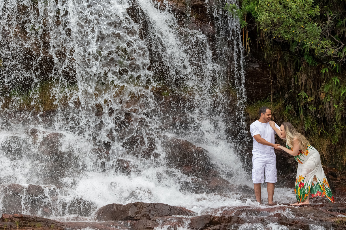 E a cada click eles se divertiam, rsrs, foto espontânea dos dois gargalhando na cachoeira.