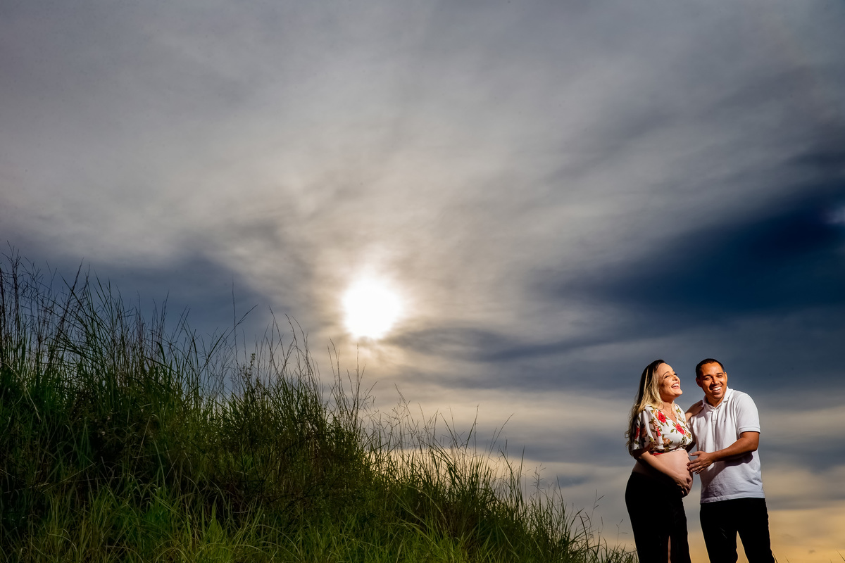 Descontraídos e sorrindo, é tão bom quando o casal se entrega no momento das fotos. 