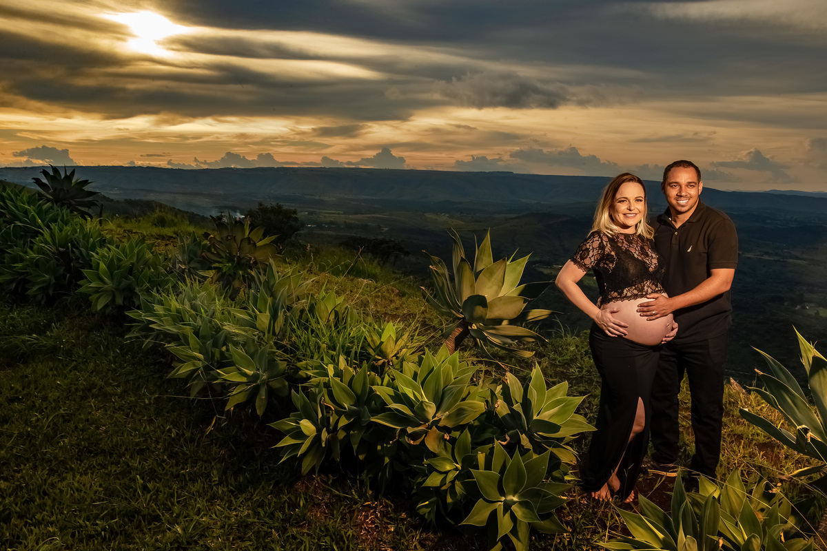 Linda fotografia feita por Sandro Andrade, fotógrafo de casamento e gestantes premiado no mundo inteiro. O querido casal em um lindo por do sol no Paraíso na Terra.