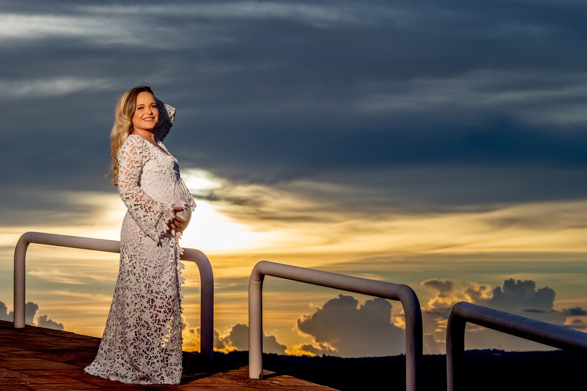Retrato da mais nova mamãe de Brasília, com um por dos sol e um click perfeito de Sandro Andrade fotógrafo de gestantes no DF.