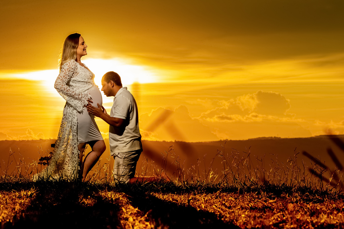 Ainda ajoelhado, porem iluminado, Renato vai a barriga da mamãe Sarah para dar um beijinho na Gigi, que está para chegar.