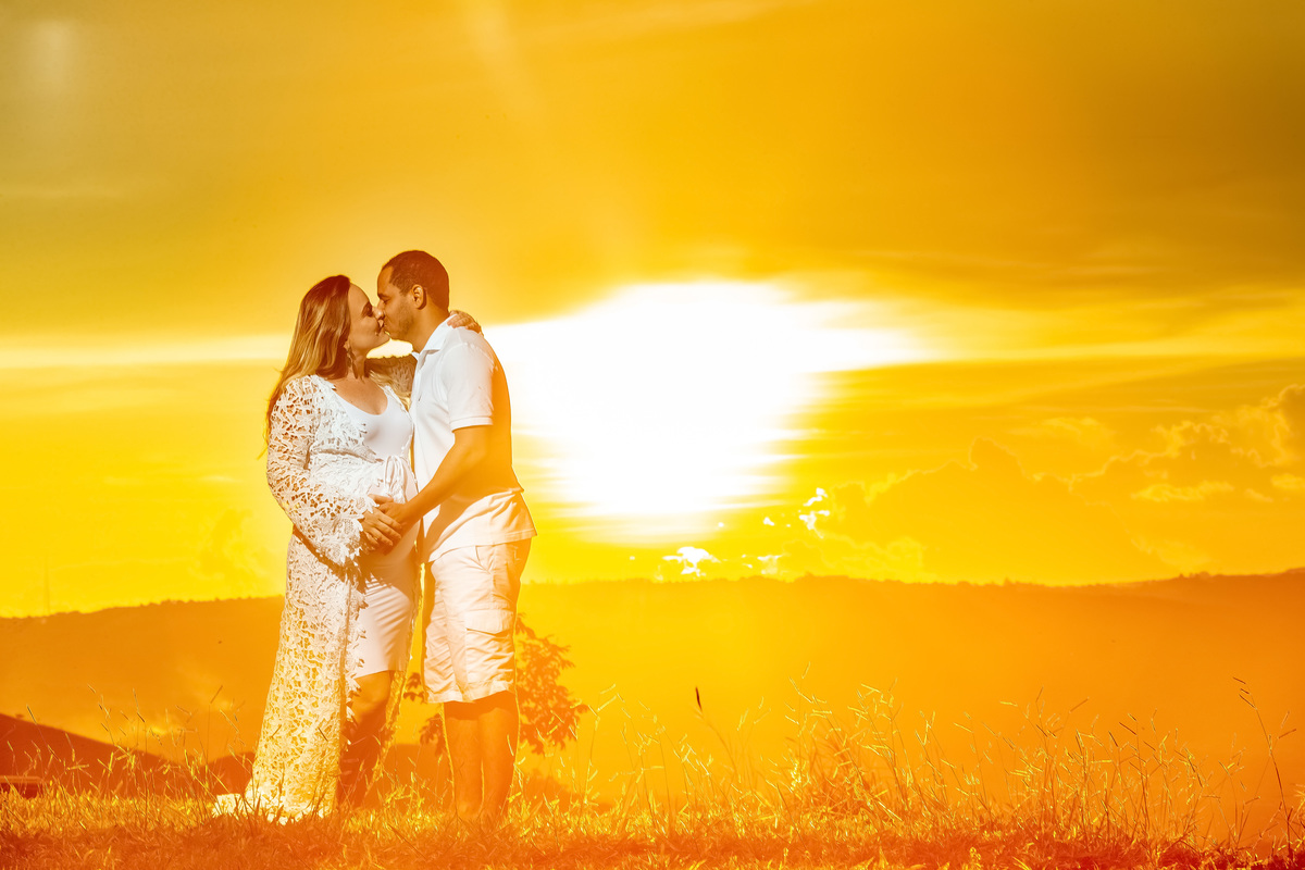 Com um por do sol bem amarelinho no serrado, o casal se beija. 