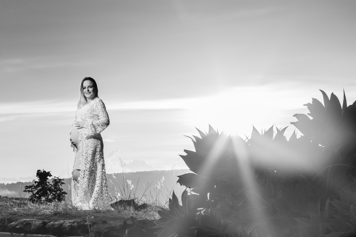 Em preto e branco, um retrato da mamãe Sarah olhando para as lentes de Sandro Andrade fotógrafo em Brasília, essa obra de arte é composta por um flair e as plantações do serrado em sombras.