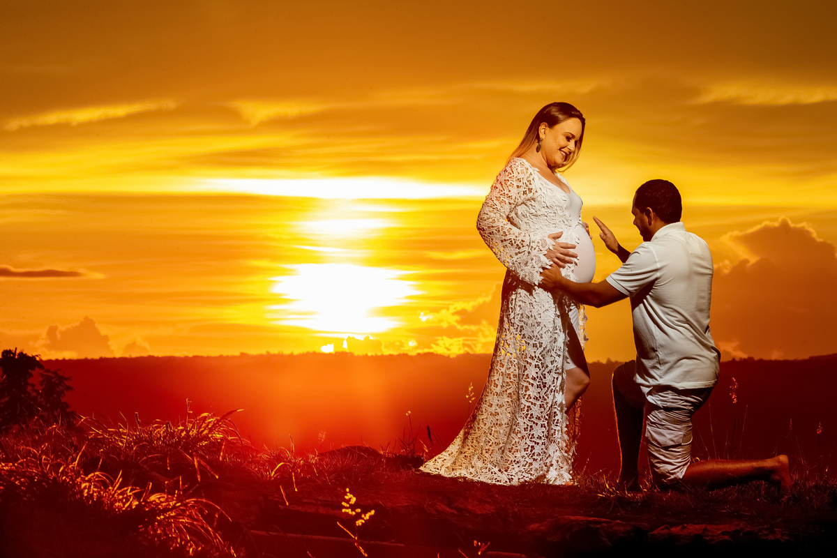 O papai e a mamãe olhando a barriga carregando a Gigi e o Pai todo orgulhoso e feliz ergue a mão sobre a barriga abençoando a Gigi e o finalzinho da gestação de sua esposa, como ministro da palavra de DEUS, não podia faltar essa foto. Felicidades queridos