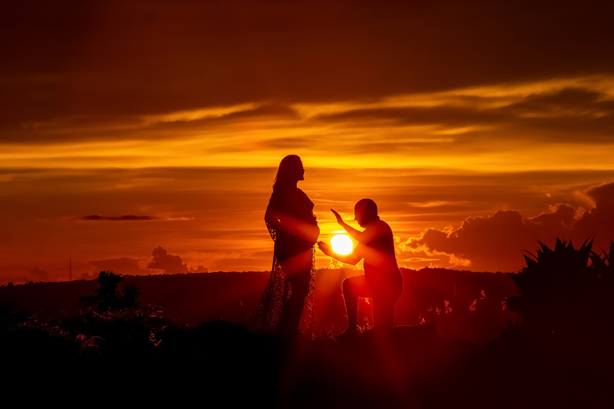 Essa linda pintura de um por do sol com o céu bem laranja e o casal em silhueta, com o papai Renato erguendo a mão abençoando a Gigi na barriga é a capa do facebook da mamãe Sarah, ensaio de gestantes por Sandro Andrada.
