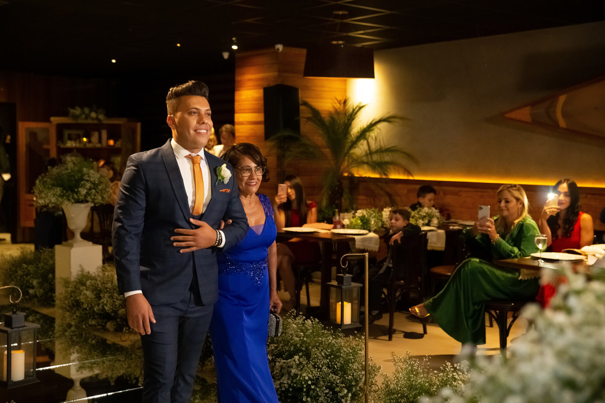 Entrada do noivo de braço dado com sua mãe.