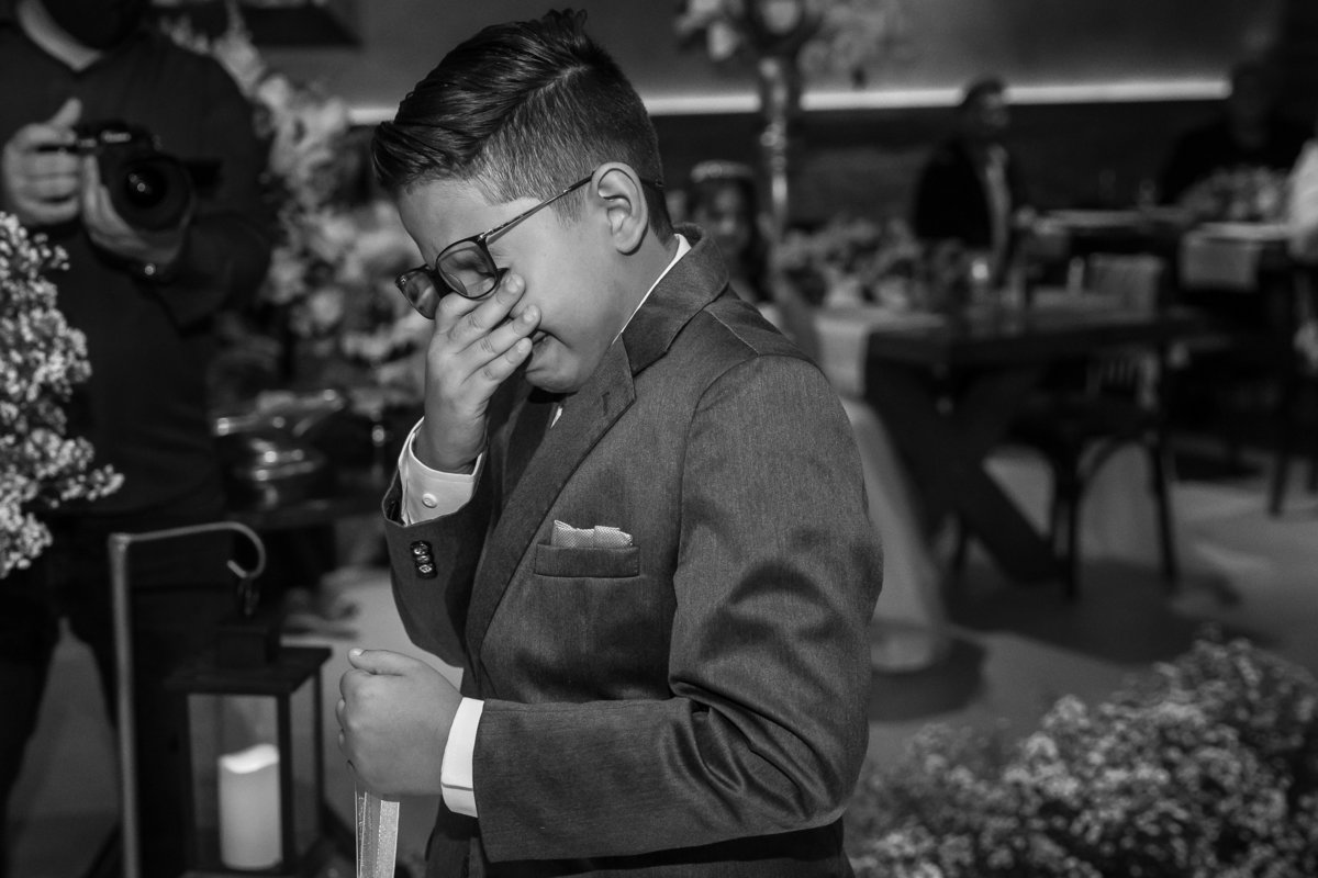 Muito emocionado...ele chora conforme se aproxima de sua mãe e seu pai de coração. Um lindo retrato preto e branco. Nesses momentos é difícil não nos emocionarmos. Click perfeito de Sandro Andrade fotógrafo do DF.