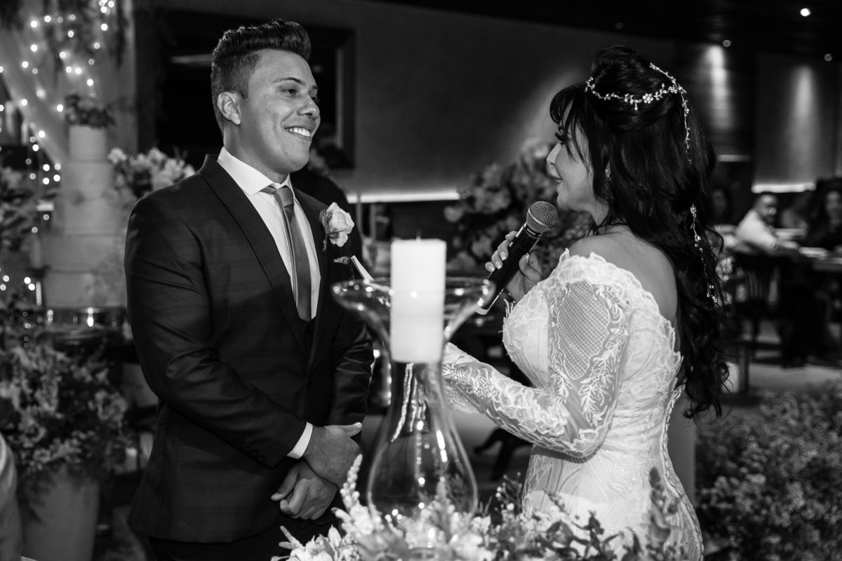 Os votos da noiva...em retrato o casal, Gustavo sorrindo.