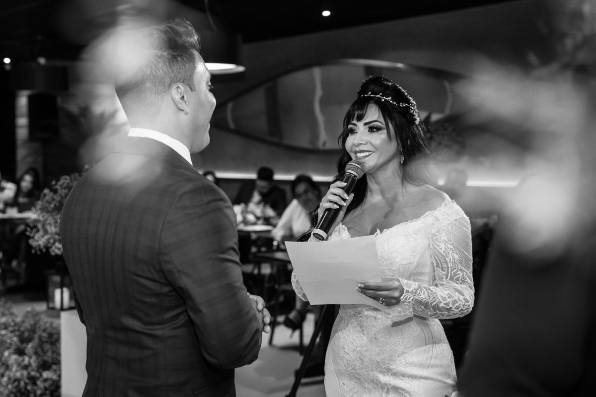 Cássia sorri para seu agora esposo, Gustavo, enquanto declara seu amor.