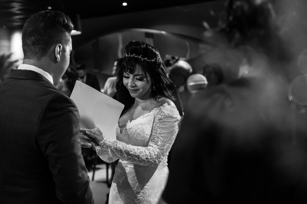 Em detalhe...Cassia está colocando a aliança em Gustavo.