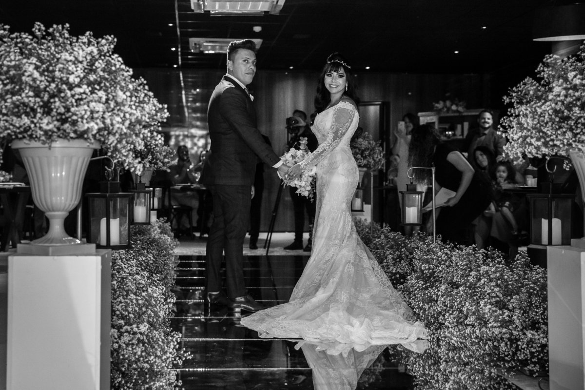 Durante a saída dos noivos, o pastor o chama e eles olham para trás, uma linda fotografia preto e branco. Uau...agora posso falar, esta foto linda preto e branca, foi eu que fiz, segunda fotógrafa que compõe nossa equipe de trabalho, dupla dinâmica, rsrs.