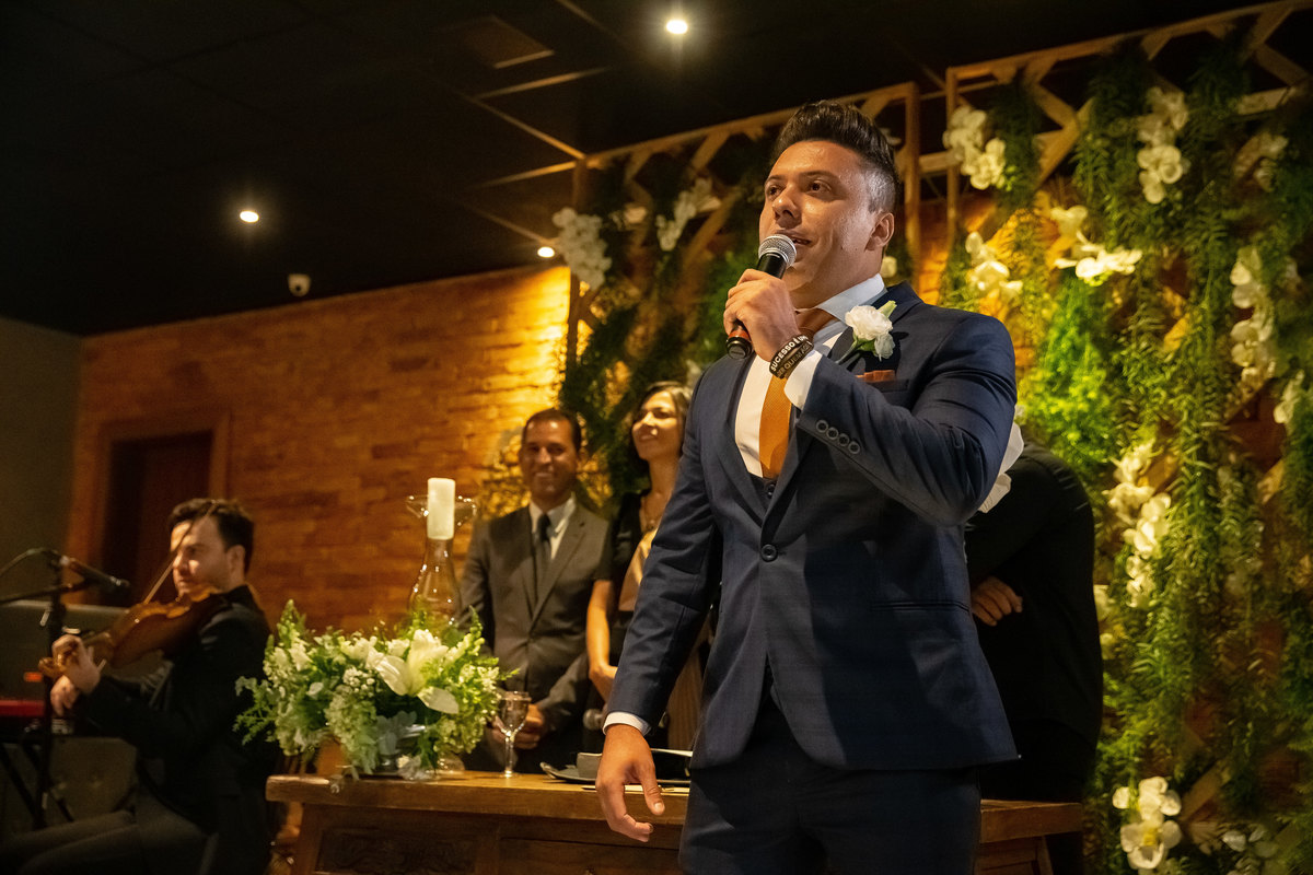 E então o noivo começa a cantar durante a entrada de sua noiva.