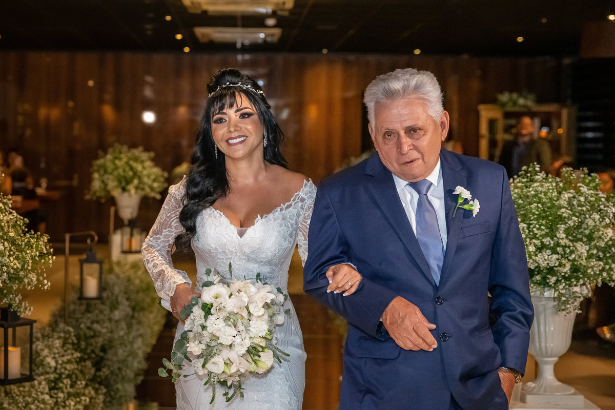 Retrato da entrada da noiva com o pai.