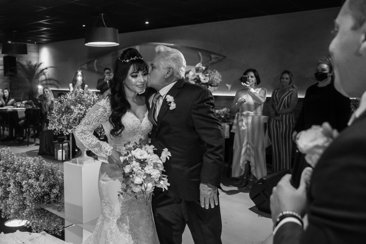 O pai da noiva e o noivo estão muito emocionados nesta linda fotografia do momento da entrega.O pai da noiva e o noivo estão muito emocionados nesta linda fotografia do momento da entrega.O pai da noiva e o noivo estão muito emocionados nesta linda foto.