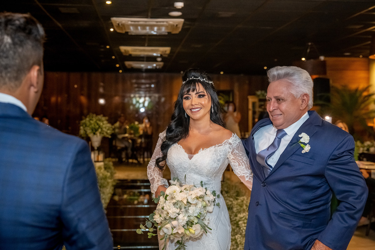 O pai vai entregar sua filha ao noivo.